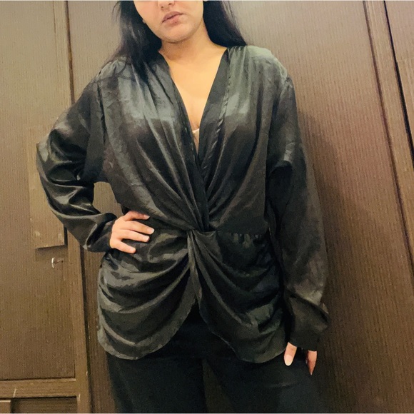 Black satin top like new - Picture 5 of 6